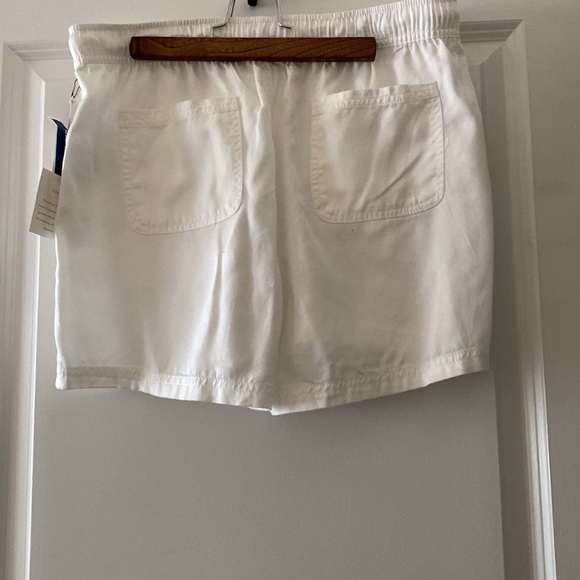 lyocell white shorts size M by C & C California. - Picture 2 of 2